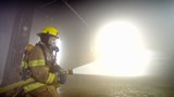 La résistance des vêtements de pompiers testée en laboratoire.