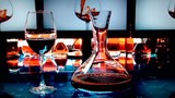 Dans les labos d'ici et d'ailleurs :<br>
Le vin transformé par la science et la technologie.