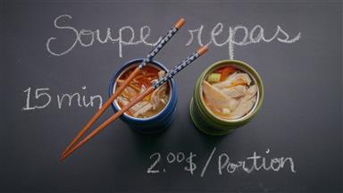 Soupe-repas à l'asiatique dans un thermos