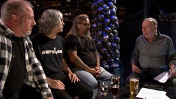 Table ronde avec des métalleux