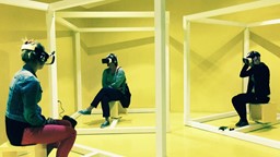 Un casque de réalité virtuelle pour visiter des endroits inédits.
