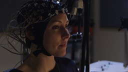 Marianne au labo : Marianne apprend à contrôler un ordinateur par la pensée.