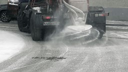 Comment le sel qu'on met sur les routes fait-il fondre la glace?