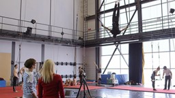 Marianne au labo : une norme calculée scientifiquement pour prévenir les accidents chez les artistes de cirque