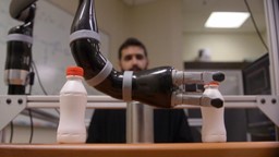 Un bras robotisé destiné aux personnes lourdement handicapées et qui se contrôle avec les yeux
